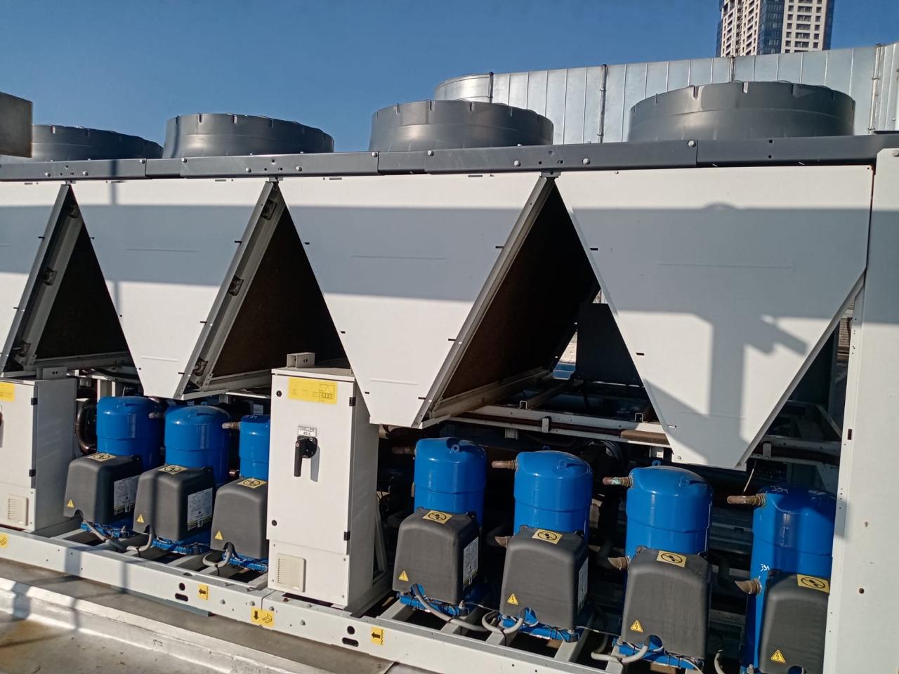 Rooftop air-cooled chiller serviced by Elixoflo.